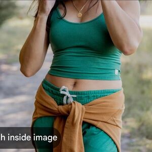 Vuori Halo Performance Crop Top medium green